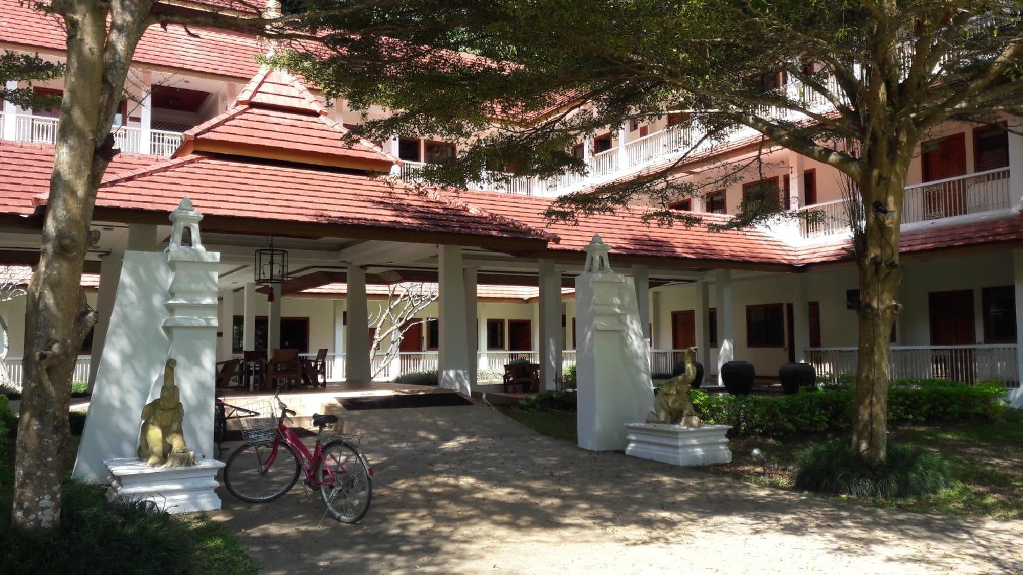 Ban Pong  Suan Bua Hotel & Resort מראה חיצוני תמונה